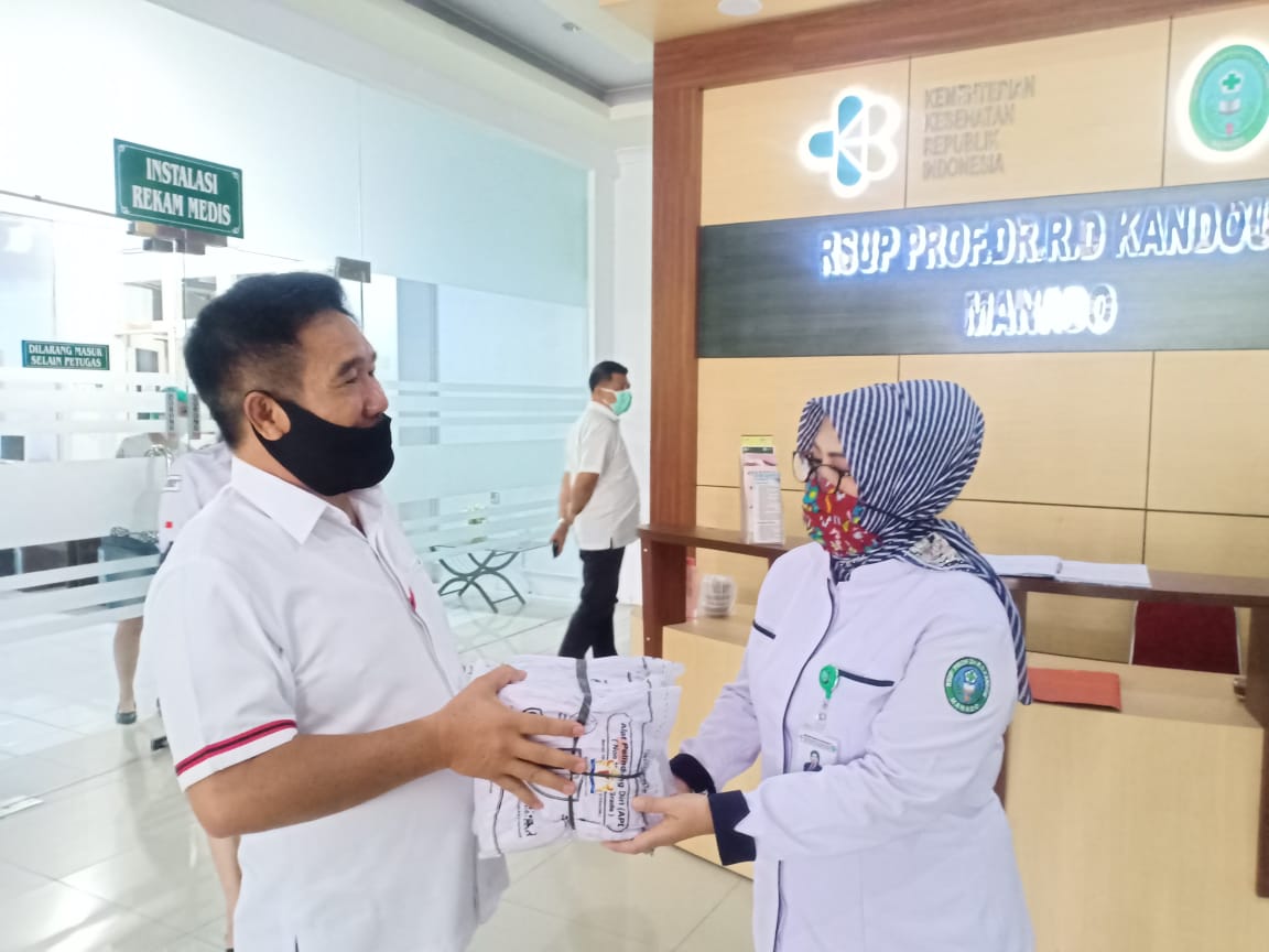 Kadin Sulut Bantu APD Untuk RSUP Kandou